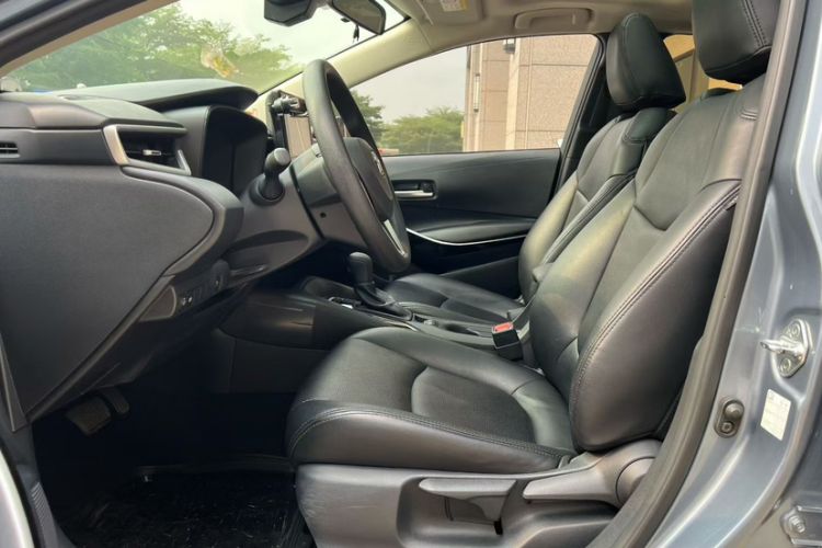 Used Toyota Corolla 2021 Dual-Motor 1.8L E-CVT Elite Edition Interior 3