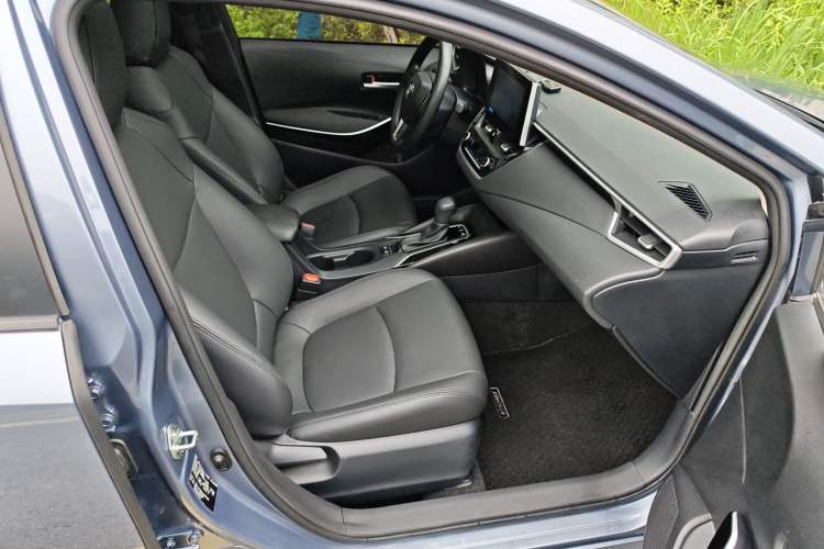 Used Toyota Corolla 2021 Dual-Motor 1.8L E-CVT Elite Edition Right Front Seat