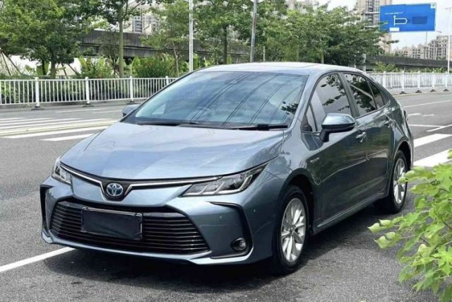 Ojetý Toyota Corolla 2021 Dual-Motor 1.8L E-CVT Elite Edition