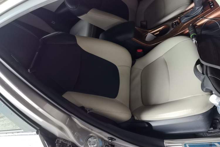 Used Toyota Corolla 2021 Dual-Engine 1.8L E-CVT Pioneer Edition Right Front Seat