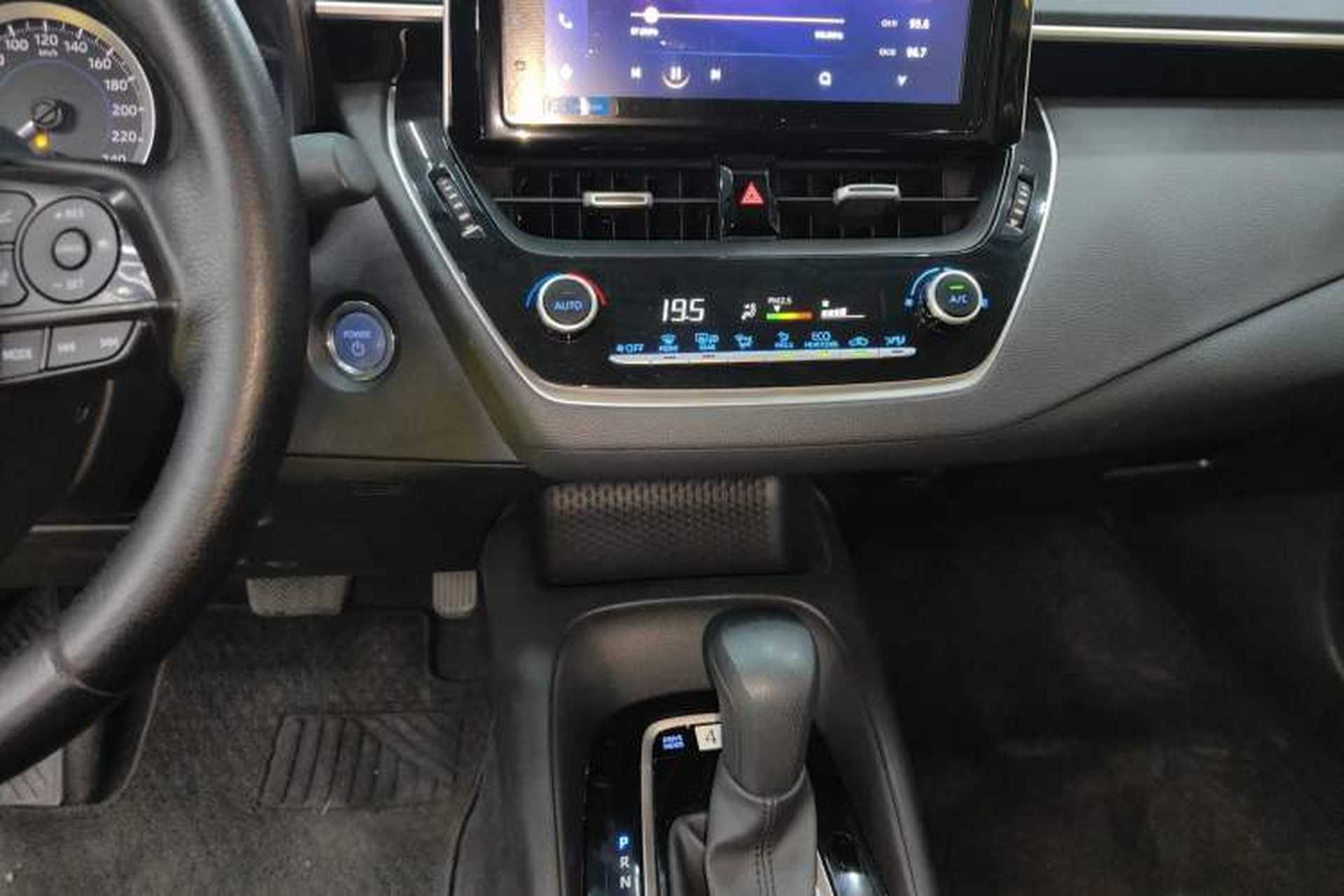 Used Toyota Corolla 2021 Dual-Motor 1.8L E-CVT Elite Edition Audio And AC Panel