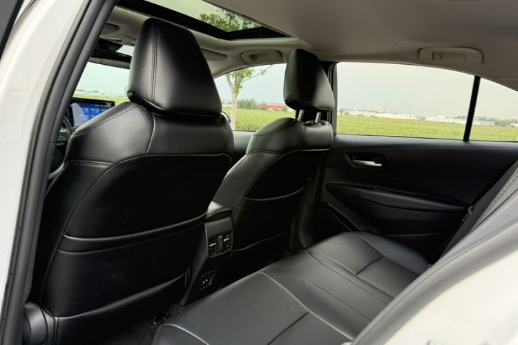 Used Toyota Corolla 2021 Dual-Motor 1.8L E-CVT Elite Edition Interior 8