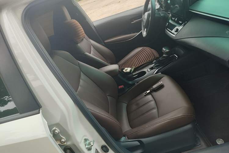 Used Toyota Corolla 2021 Dual-Motor 1.8L E-CVT Elite Edition Right Front Seat