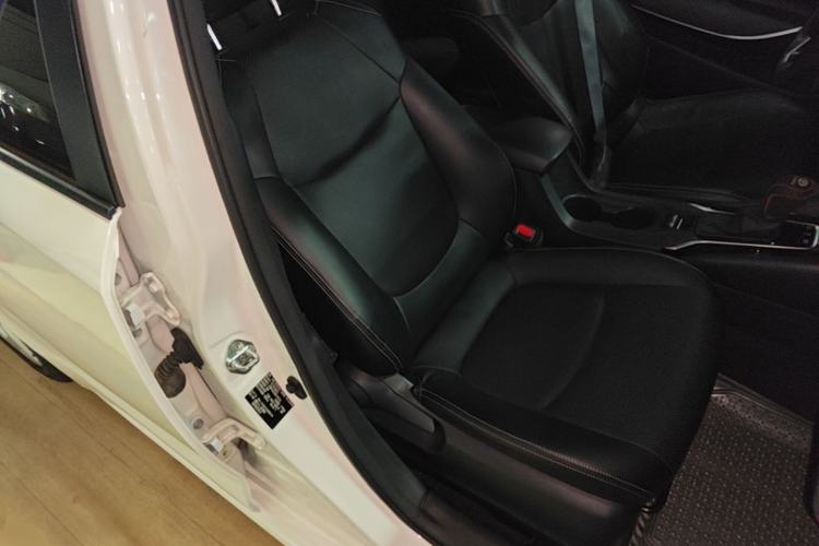 Used Toyota Corolla 2021 Dual-Motor 1.8L E-CVT Elite Edition Right Front Seat