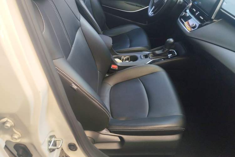 Used Toyota Corolla 2021 Dual-Motor 1.8L E-CVT Elite Edition Right Front Seat