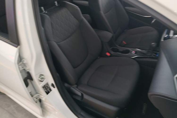 Used Toyota Corolla 2021 Dual-Engine 1.8L E-CVT Pioneer Edition Right Front Seat