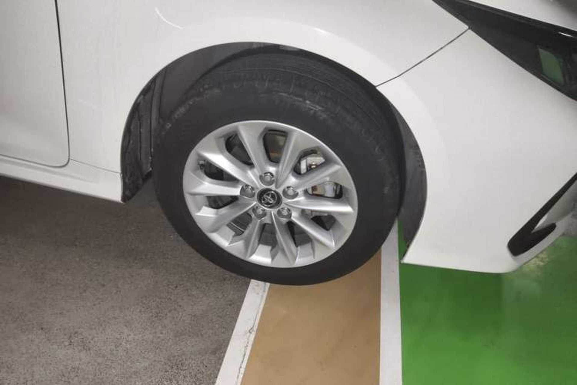 Used Toyota Corolla 2021 Dual-Motor 1.8L E-CVT Elite Edition Right Front Wheel Hub
