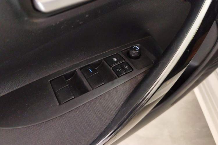 Used Toyota Corolla 2022 Dual-Motor 1.8L E-CVT Pioneer Edition Interior 10