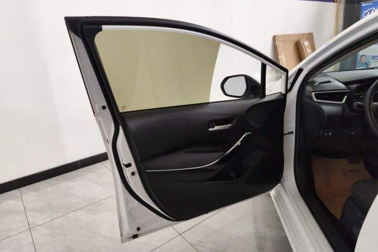 Used Toyota Corolla 2022 Dual-Motor 1.8L E-CVT Pioneer Edition Interior 12