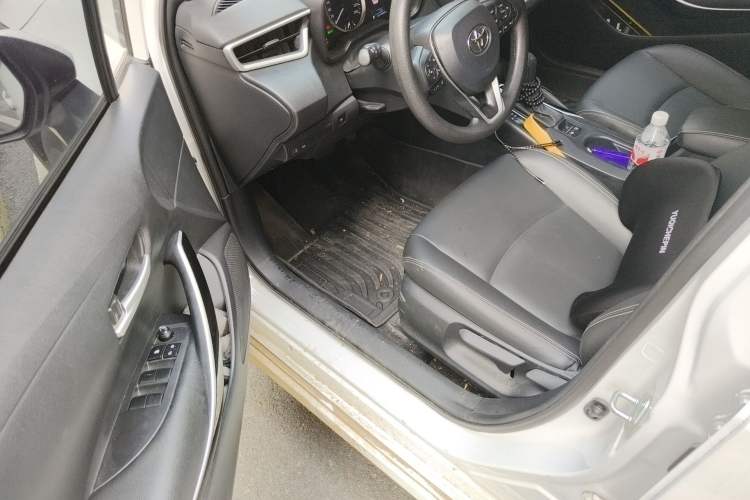 Used Toyota Corolla 2022 Dual-Motor 1.8L E-CVT Pioneer Edition Interior 3