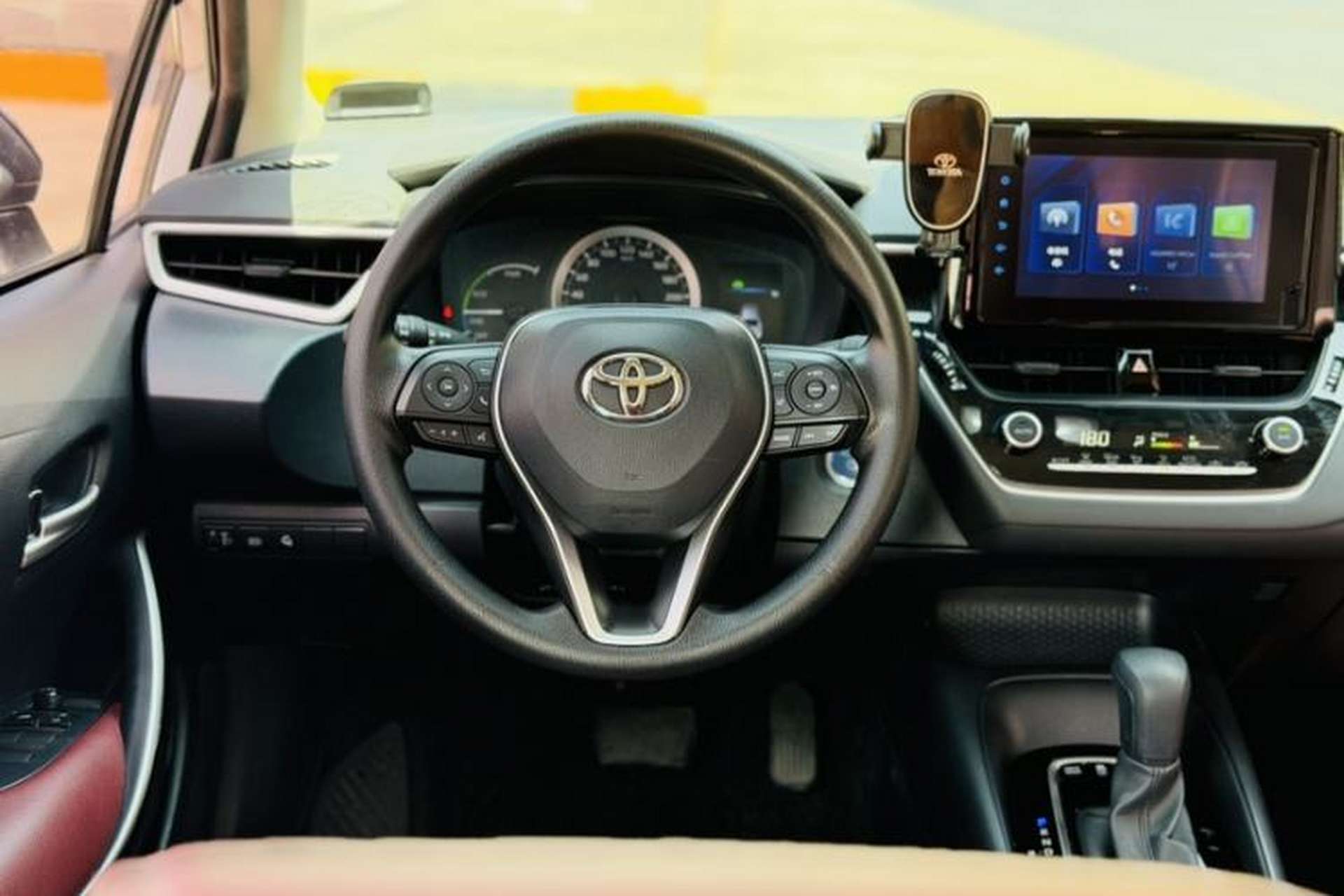 Used Toyota Corolla 2022 Dual-Motor 1.8L E-CVT Pioneer Edition Interior 5