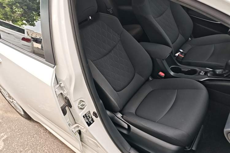 Used Toyota Corolla 2022 Dual-Motor 1.8L E-CVT Pioneer Edition Right Front Seat
