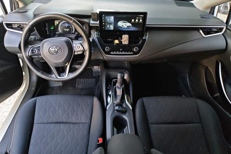 Used Toyota Corolla 2023 1.8L Smart Electric Hybrid Dual-Motor Pioneer Edition Center Console