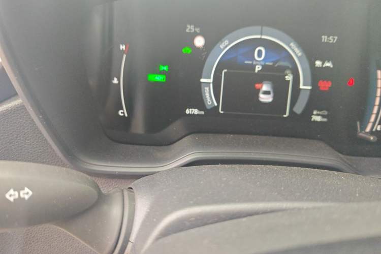 Used Toyota Corolla 2025 Model 1.8L Smart Electric Hybrid Dual-Engine Pioneer Edition Odometer Close Up