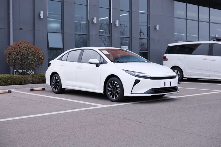 Used Toyota Corolla 2026 Model 1.8L Dual-Engine Elite Edition Exterior 2