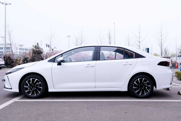 Used Toyota Corolla 2026 Model 1.8L Dual-Engine Elite Edition Exterior 3
