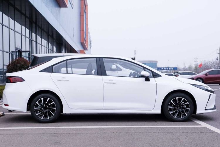 Used Toyota Corolla 2026 Model 1.8L Dual-Engine Elite Edition Exterior 4
