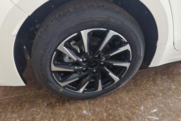 Used Toyota Corolla 2026 Model 1.8L Dual-Engine Elite Edition Exterior 5