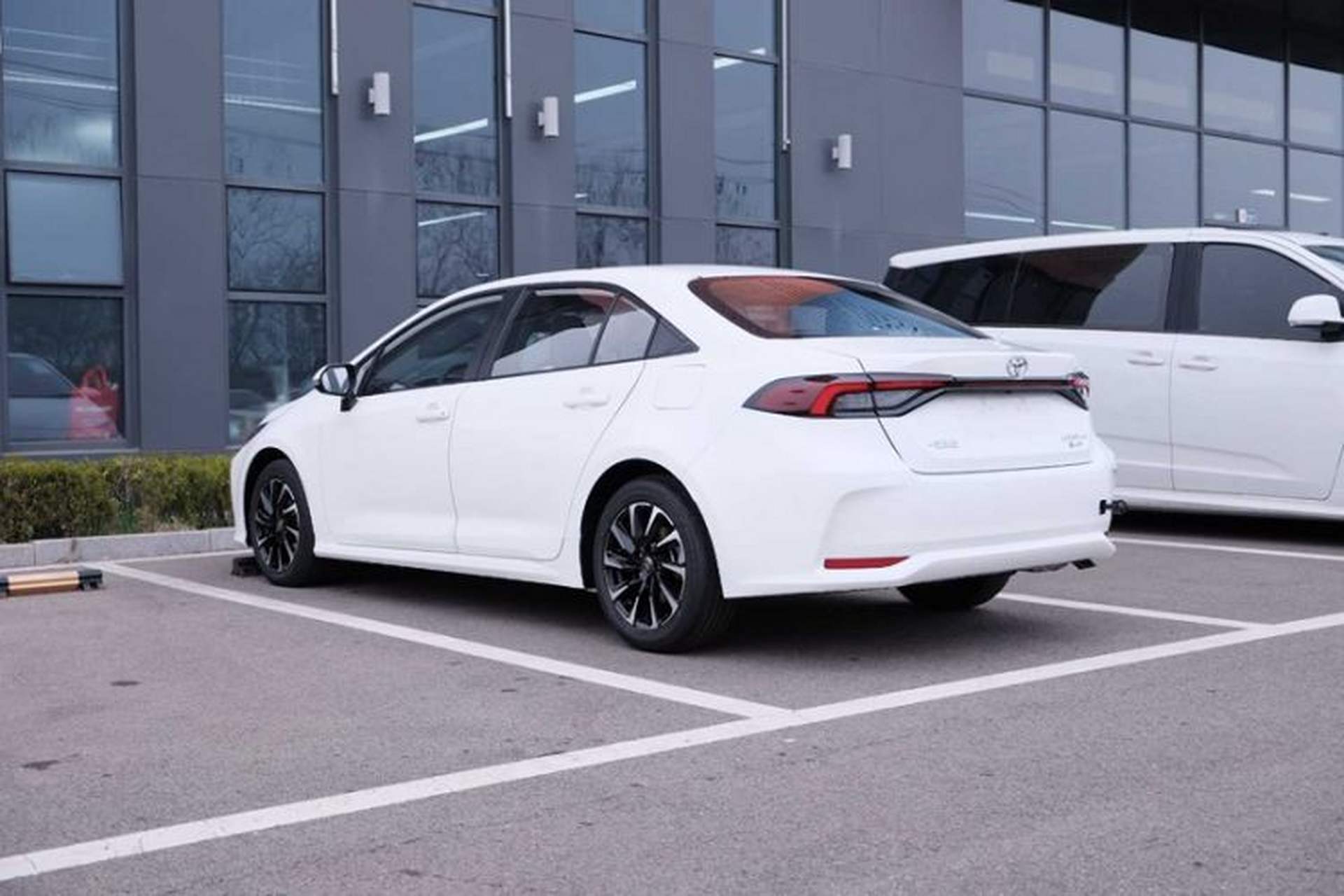 Used Toyota Corolla 2026 Model 1.8L Dual-Engine Elite Edition Exterior 5