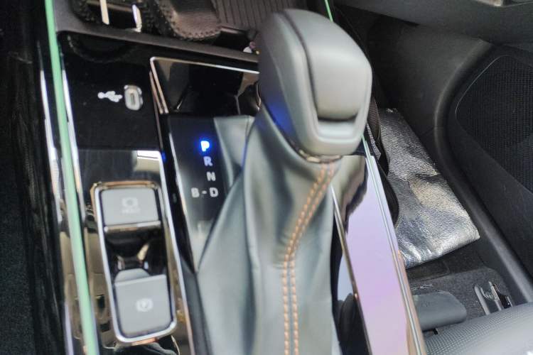 Used Toyota Corolla 2026 Model 1.8L Dual-Engine Elite Edition Gear Lever
