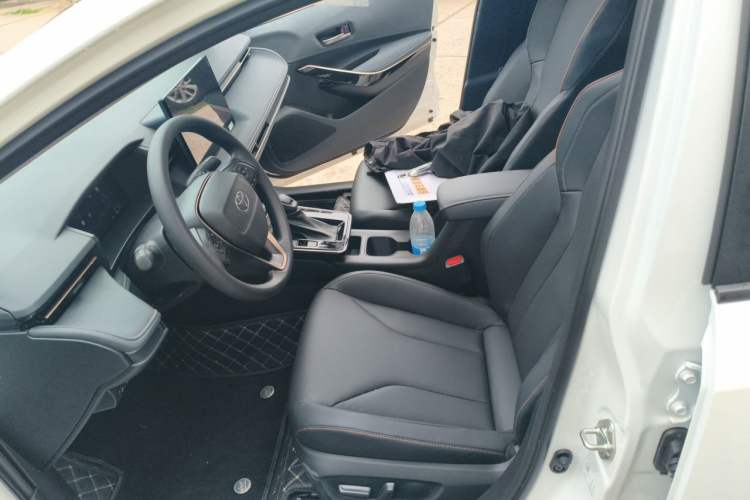Used Toyota Corolla 2026 Model 1.8L Dual-Engine Elite Edition Left Front Seat