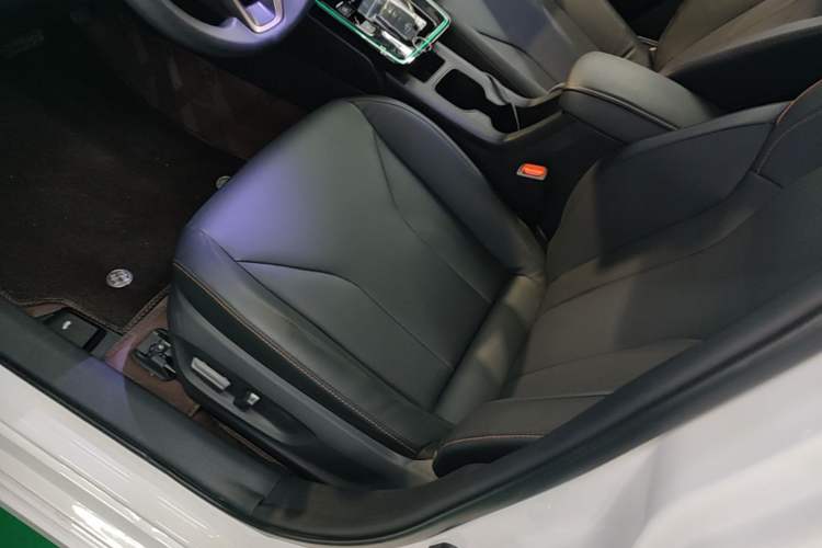 Used Toyota Corolla 2026 Model 1.8L Dual-Engine Elite Edition Left Front Seat