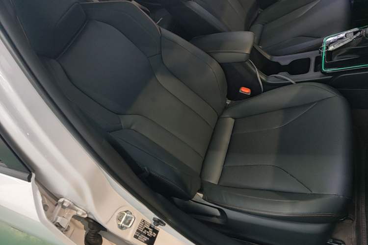 Used Toyota Corolla 2026 Model 1.8L Dual-Engine Elite Edition Right Front Seat