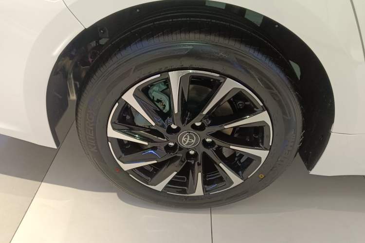 Used Toyota Corolla 2026 Model 1.8L Dual-Engine Elite Edition Right Rear Wheel Hub