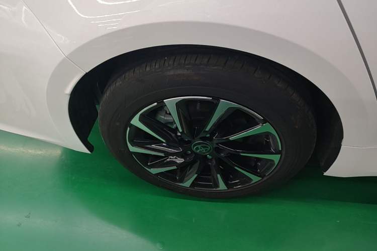 Used Toyota Corolla 2026 Model 1.8L Dual-Engine Elite Edition Right Rear Wheel Hub