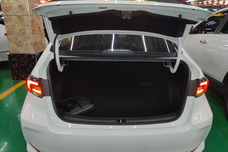 Used Toyota Corolla 2026 Model 1.8L Dual-Engine Elite Edition Trunk