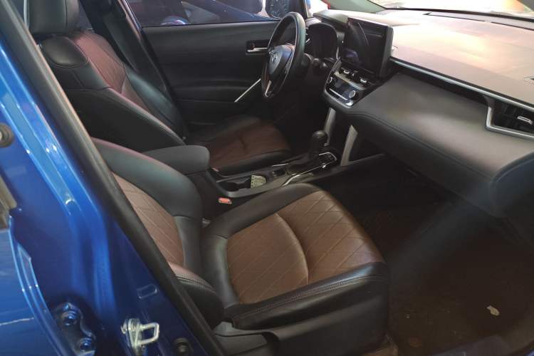 Used Toyota Corolla Cross 2022 2.0L Luxury Edition Right Front Seat
