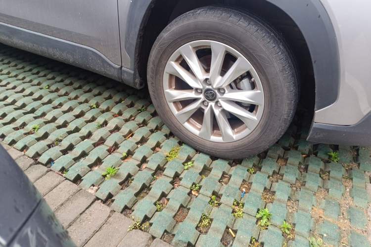 Used Toyota Corolla Cross 2022 2.0L Elite Edition Right Front Wheel Hub