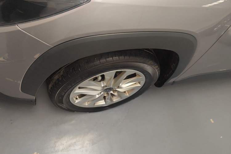 Used Toyota Corolla Cross 2023 2.0L Pioneer Edition Left Front Wheel Hub