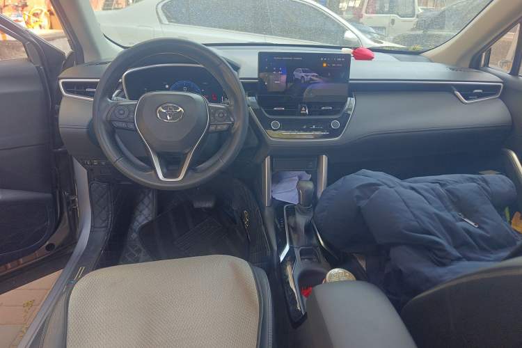 Used Toyota Corolla Cross 2023 2.0L Deluxe Edition Center Console