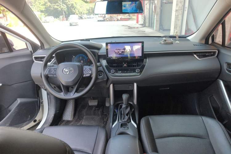 Used Toyota Corolla Cross 2023 2.0L Elite Edition Center Console