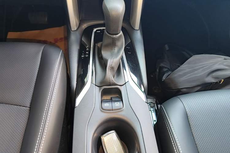 Used Toyota Corolla Cross 2024 2.0L Elite Edition Gear Lever