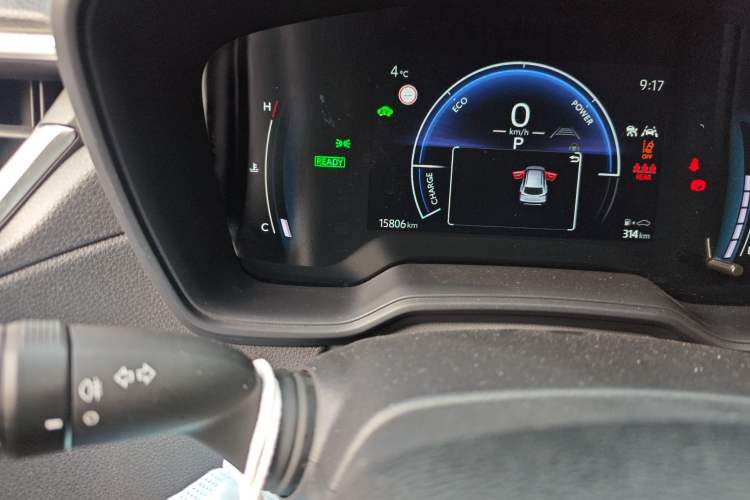 Used Toyota Corolla Cross 2024 2.0L Smart Electric Hybrid Dual-Engine Pioneer Edition Odometer Close Up