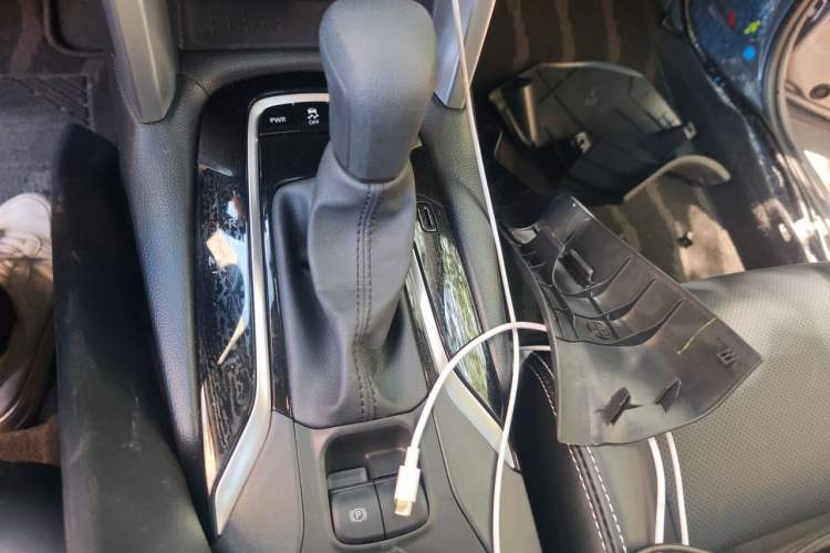 Used Toyota Corolla Cross 2024 2.0L Elite Edition Gear Lever