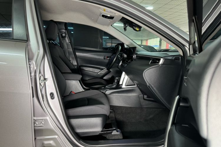 Used Toyota Corolla Cross 2024 2.0L Pioneer Edition Interior 12