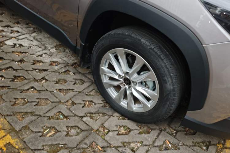 Used Toyota Corolla Cross 2024 2.0L Smart Electric Hybrid Dual-Engine Pioneer Edition Right Front Wheel Hub