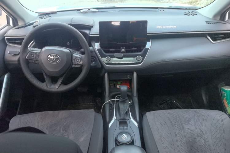 Used Toyota Corolla Cross 2024 2.0L Smart Electric Hybrid Dual-Engine Elite Edition Center Console