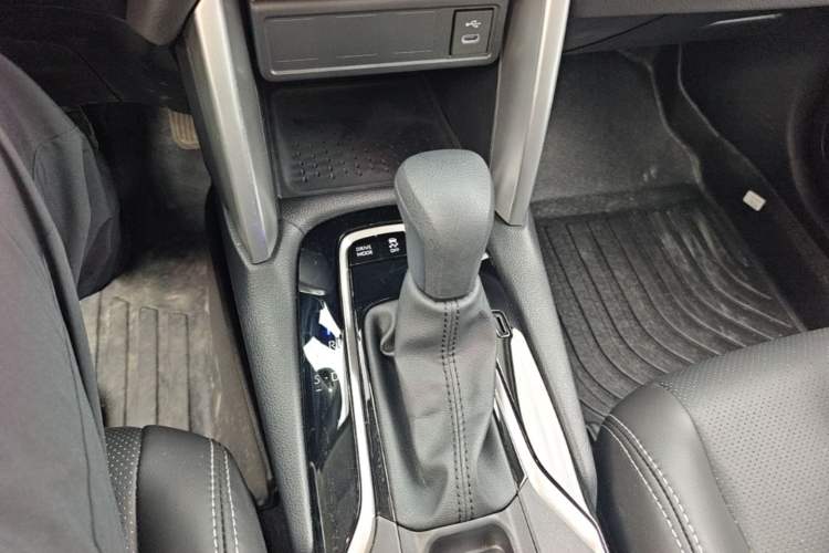 Used Toyota Corolla Cross 2024 2.0L Smart Electric Hybrid Dual-Engine Pioneer Edition Gear Lever