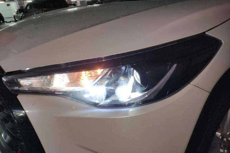 Used Toyota Corolla Cross 2024 2.0L Smart Electric Hybrid Dual-Engine Pioneer Edition Right Front Headlight