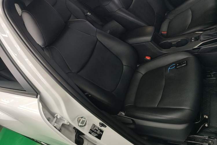 Used Toyota Corolla Cross 2024 2.0L Smart Electric Hybrid Dual-Engine Pioneer Edition Right Front Seat