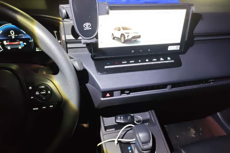 Used Toyota Corolla Cross 2026 Model 2.0L Smart Electric Hybrid Dual-Engine Pioneer Edition Audio And AC Panel