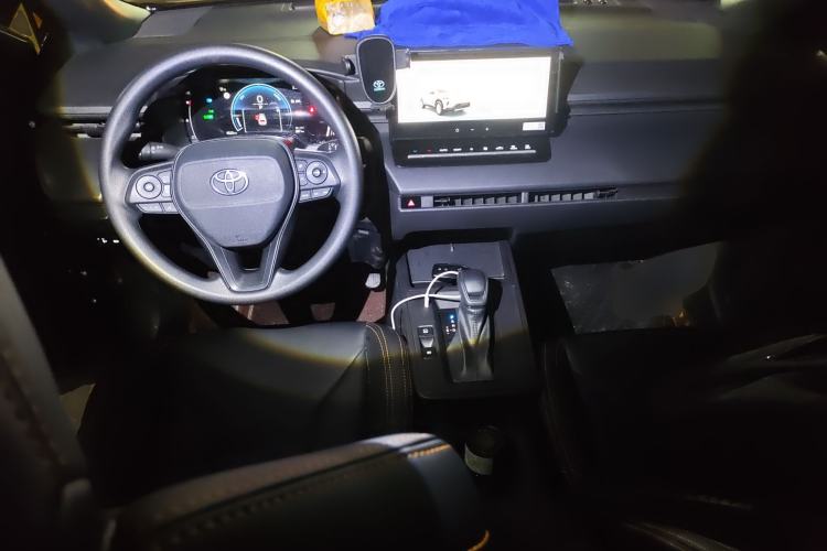 Used Toyota Corolla Cross 2026 Model 2.0L Smart Electric Hybrid Dual-Engine Pioneer Edition Center Console