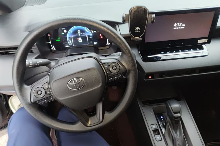 Used Toyota Corolla Cross 2026 Model 2.0L Smart Electric Hybrid Dual-Engine Pioneer Edition Center Console
