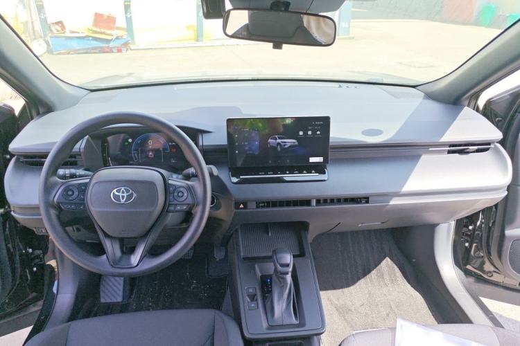 Used Toyota Corolla Cross 2026 Model 2.0L Smart Electric Hybrid Dual-Engine Pioneer Edition Center Console