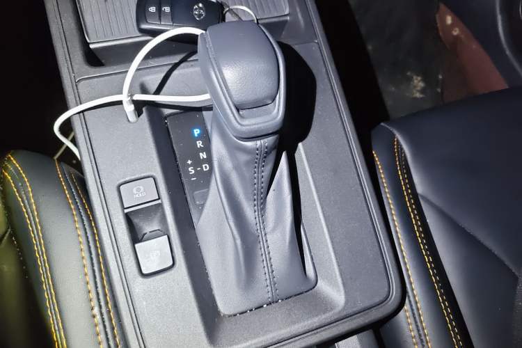 Used Toyota Corolla Cross 2026 Model 2.0L Smart Electric Hybrid Dual-Engine Pioneer Edition Gear Lever