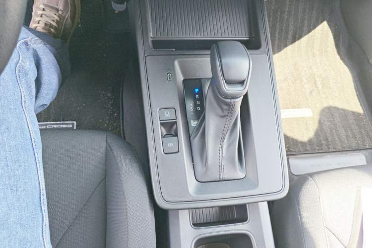 Used Toyota Corolla Cross 2026 Model 2.0L Smart Electric Hybrid Dual-Engine Pioneer Edition Gear Lever